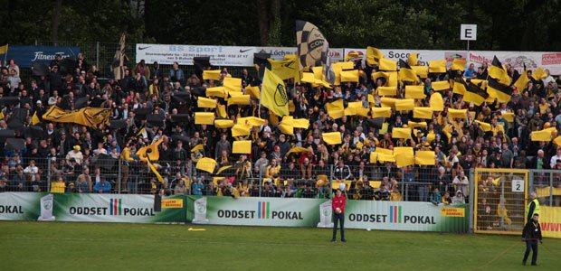 Die SCC-Fans zeigten "Schwarz-Gelbe" Papptafeln zu Beginn. Foto: Niklas Heiden