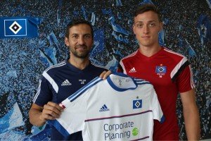 Oliver Oschkenat und Joe Zinnbauer präsentieren das Trikot. Foto: HSV-Twitter