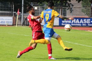 Marcel Rodrigues im Duell mit Lurup-Kapitän Sangar Mangal. Foto: Heiden