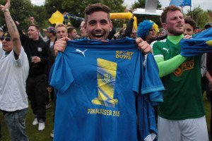 Tolga Odabas mit dem Oddset-Pokal-Siegershirt. Foto: Niklas Heiden