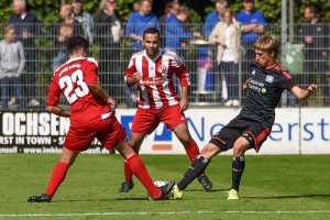 Sebastian Haut im Duell mit Ermir Zekjiri. Foto: Mundt