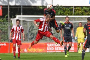 Jan Lüneburg und Dongsu Kim im Kopfballduell. Foto: Mundt