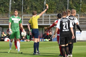 Marcel Krohn sieht von Referee Skorczyk die rote Karte. Foto: Mundt