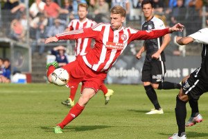 Steven Lindener probiert es aus der zweiten Reihe. Foto: Mundt