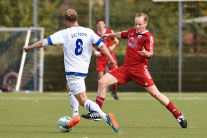 USC-Kicker Hauke Brückner im Zweikampf mit Thorben Reibe. Foto: Mundt