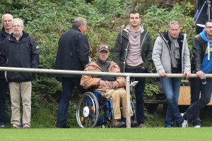 Mit seinen Freunden am Spielfeldrand: Eugen Igel bei Rugenbergen gegen Dassendorf. Foto: Mundt