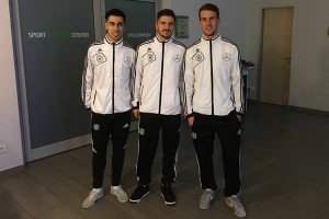 Präsentieren stolz die Trainingsanzüge: (v.l.n.r) Mohamed Labiadh, Stefan Winkel und Michael Meyer. Foto: Hamburg Panthers