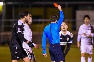 David Niemeyer sieht von Referee Jan Lüddecke die rote Karte. Foto: Mundt