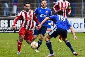 Deran Toksöz im Zweikampf mit Jannes Elfers. Foto: Mundt