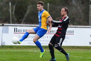 Jan-Ove Edeling spielt den Ball vor den Füßen von Heiko Ansorge weg. Foto: Mundt