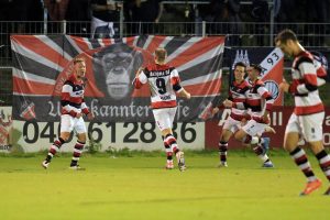 Die Gastgeber feierten den späten Ausgleich im Stadion Hoheluft. Foto: noveski.com