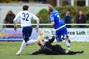 Hätte in dieser Situation gegen Jan Landau Rot sehen müssen: TuS-Keeper Böse. Foto: KBS-Picture