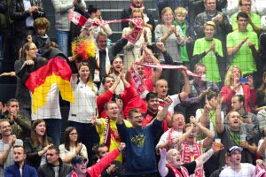 Die Futsal-Fans hatten bei der Länderspiel-Premiere in Hamburg viel zu jubeln. Timo Heinze schiebt den Ball zum ersten Länderspiel-Tor ins Tor. Foto: KBS-Picture