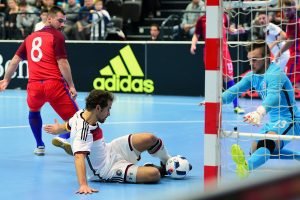 Timo Heinze drückt den Ball zum ersten Treffer über die Linie. Foto: KBS-Picture