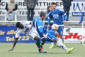 Wedels Eric Agyemang (li.) im Zweikampf mit Curslacks Patrik Papke. Foto: noveski.com/Bode