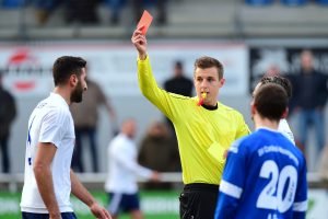 Schwache Leistung: Referee Kevin Rosin zeigt Atug die Ampelkarte. Foto: KBS-Picture