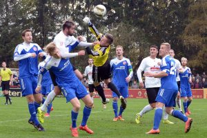 Eintracht-Schlussmann Patrick Hartmann boxt den Ball raus. Foto: www.foto-behns.com