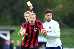 Referee Jürgensen ließ über die gesamte Partie hinweg Karten regnen. Foto: KBS-Picture