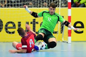 Engländer Ballinger im Duell mit DFB-Schlussmann Pavlos Wiegels. Foto: KBS-Picture