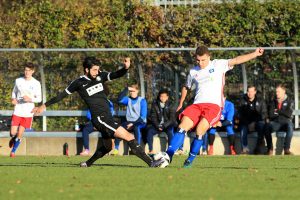 HSV-Kicker Vasilije Janjicic (re.) im Zweikampf mit Garbsener Cetin Erbek. Foto: noveski.com