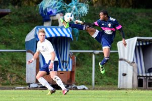 Eliseu Balde (re.) behauptet das Leder artistisch gegen Finn Thomas. Foto: KBS-Picture