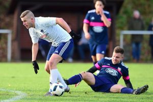 "Dasse"-Kicker Kristof Kurczynski im Zweikampf mit Philip Pettersson. Foto: KBS-Picture