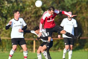 Jan Melich gewinnt das Kopfballduell gegen Kosova-Kicker Vasco. Foto: KBS-Picture