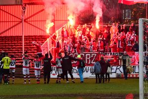 Nach dem Abpfiff feierten die AFC-Fans den Sieg mit Bengalos und dem Team. Foto: KBS-Picture