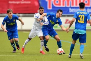 Kevin Trenel (li.) und Christian Merkle im Kampf um das Spielgerät. Foto: KBS-Pictur