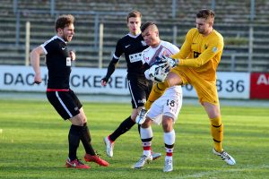 Nico Empen (li.) im Zweikampfduell um den Ball mit TSV-Keeper Morten Jensen. Foto: KBS-Picture