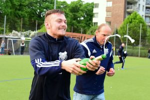 TuS-Kicker Mark Brudler (li.) heuert beim Nachbarn Curslack-Neuengamme an. Foto: KBS-Picture