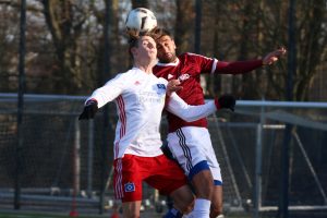 Kopfballduell zwischen HSV-Kicker (li.) Toerles Knoell und Seyhmus Atug (re.). Foto: Heiden