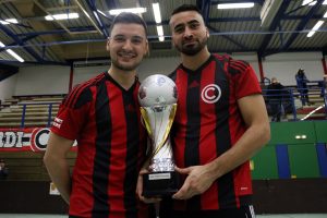 Posierten stolz mit dem Pokal: Bazier Sharifi (re.) und Georgios Cholevas (li.). Foto: Heiden