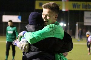 TuS-Trainer Peter Wiehle und sein Keeper Patrick Hartmann liegen sich in den Armen. Foto: Heiden