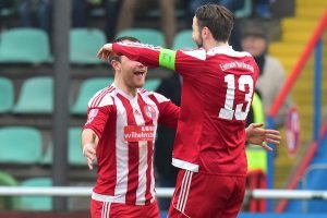 Jan Lüneburg und Philipp Koch bejubeln den dritten Eintracht-Treffer. Foto: KBS-Picture