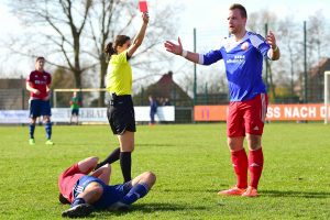 Jan Lüneburg (re.) sieht von Schiedsrichterin Riem Hussein die rote Karte. Foto: KBS-Picture