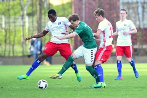 Ronstadt (li.) und Feka (re.) bearbeiten Lübeck-Kicker Andreas Gomig. Foto: KBS-Picture