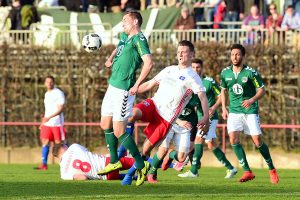 Moritz Marheineke klärt einen Eckball vor dem einschussbereiten Knoell. Foto: KBS-Picture