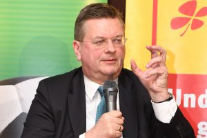 DFB-Präsident Reinhard Grindel sprach auch über die Bereitschaft zum Ehrenamt. Foto: Gettschat