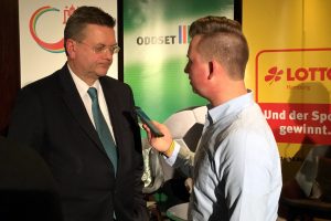 DFB-Präsident Reinhard Grindel im Gespräch mit Chefredakteur Niklas Heiden. Foto: fußballservice