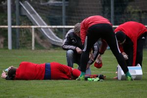 Patrick Ziller verletzte sich bereits beim Aufwämen auf dem unebenen Untergrund. Foto: Heiden