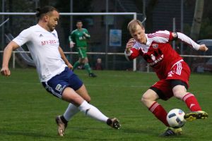 Sven Worthmann kann das Leder gerade noch an Pascal Nägele vorbei spielen. Foto: Heiden