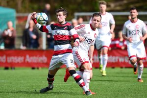 AFC-Kicker Dennis Thiessen (li.) schirmt das Leder vor Kevin Zschimmer ab. Foto: KBS-Picture