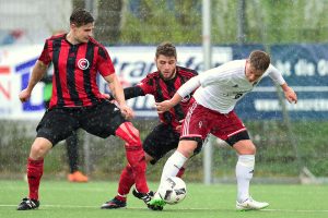 TuS-Kicker Torben Krause im Zweikampf mit Maurizio D'Urso und Finn Peters. Foto: KBS-Picture