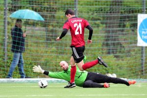 Benjamin Bambur umkurvte TuS-Keeper Hencke und netzte zum 2:1 ein. Foto: KBS-Picture