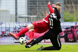 Eintracht-Stürmer Jan Lüneburg (li.) verliert den Zweikampf gegen Niklas Tasky. Foto: KBS-Picture