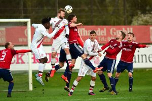 Viele Ballverluste und Fehlpässe prägten die Partie am Lokstedter Steindamm. Foto: KBS-Picture