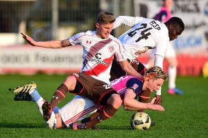 Dennis Rosin und Sirlord Conteh können Porath nur durch ein Foulspiel stoppen. Foto: KBS-Picture