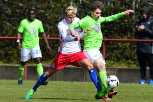 Elivs Rexhbecaj (re.) im Kampf um den Ball mit HSV-Kicker Dren Feka (li.). Foto: KBS-Picture