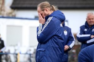 Konnte es nicht glauben: Dassendorf-Trainer Thomas Hoffmann beim Schlusspfiff. Foto: Heiden